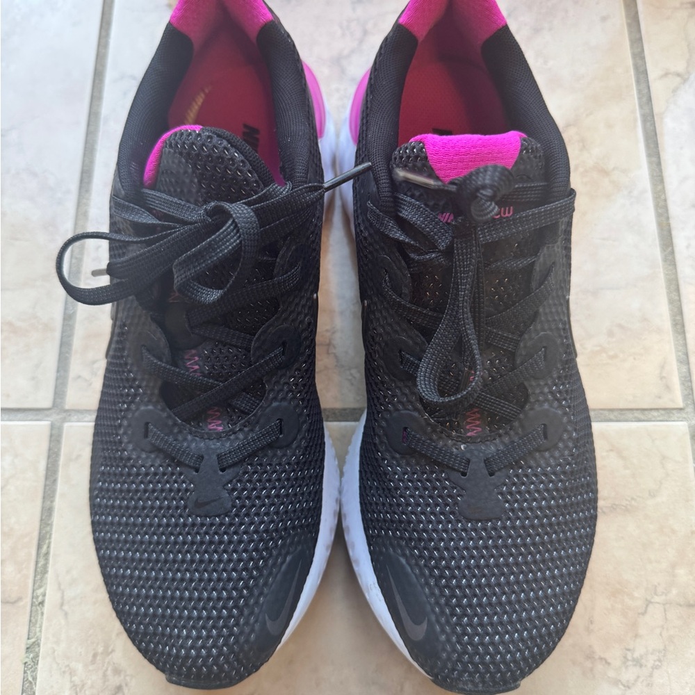 Nike Women's Black and Pink Athletic Shoes